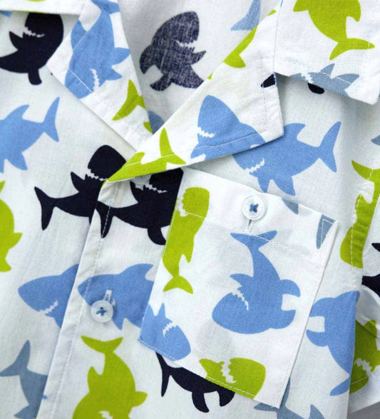 Παιδικό πουκάμισο ποπλίνα για αγόρι με πολύχρωμο καλοκαιρινό τύπωμα και κοντά μανίκια.