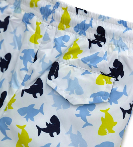 Λεπτομέρεια από το ρυθμιζόμενο κορδόνι και το ύφασμα του αγορίστικου μαγιό.