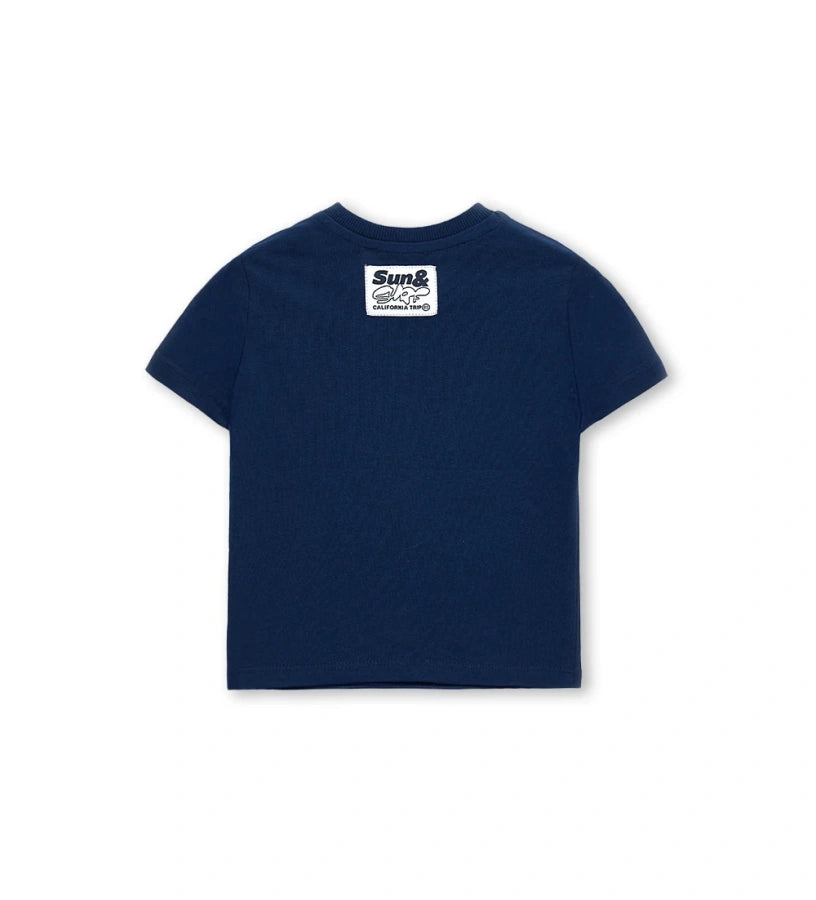 Μπροστινή όψη του μπλε αγορίστικου T-shirt με στρογγυλή λαιμόκοψη και κοντά μανίκια.