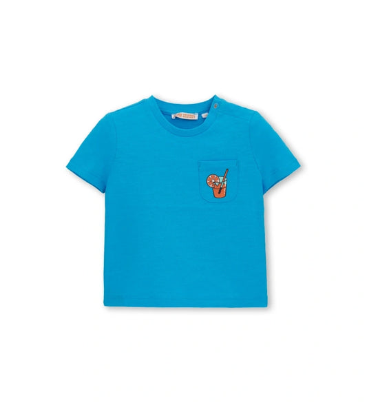 Μπροστινή όψη του γαλάζιου αγορίστικου T-shirt με την τσέπη και τη ριμπ λαιμόκοψη.