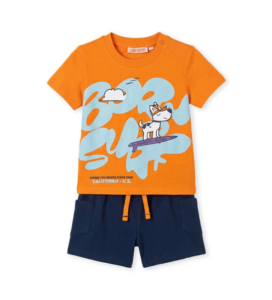 Πορτοκαλί αγορίστικο σετ με T-shirt surf και μπλε βερμούδα με πορτοκαλί κορδόνι για ηλικίες 6 μηνών έως 5 ετών.