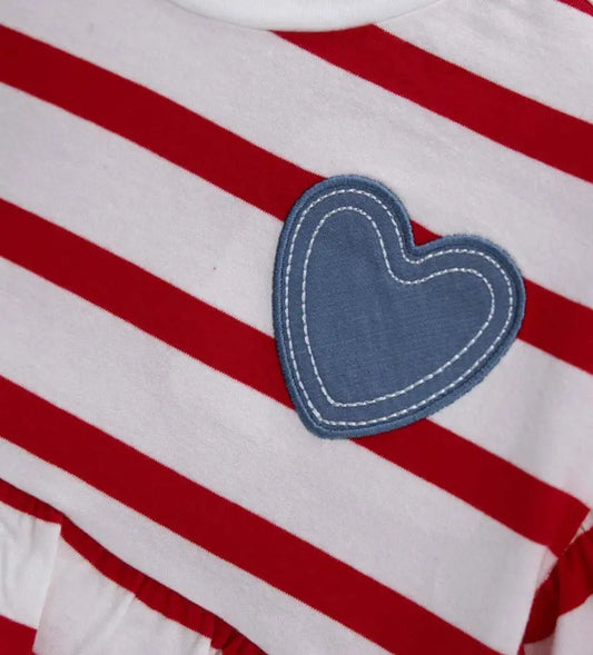 Κοντινό πλάνο στην καρδιά από ύφασμα chambray και την ποιοτική yarn-dyed ύφανση του T-shirt.