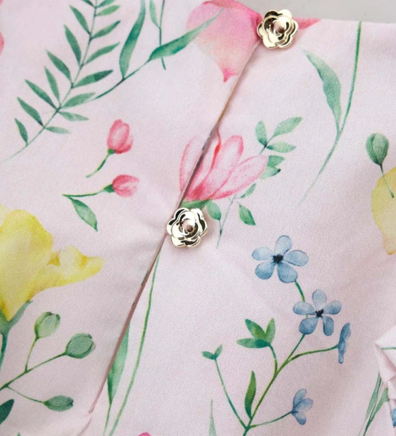 Τα βολάν στα μανίκια και το δροσερό ύφασμα ποπλίνας στην κοριτσίστικη μπλούζα για ηλικίες 6m-5y.