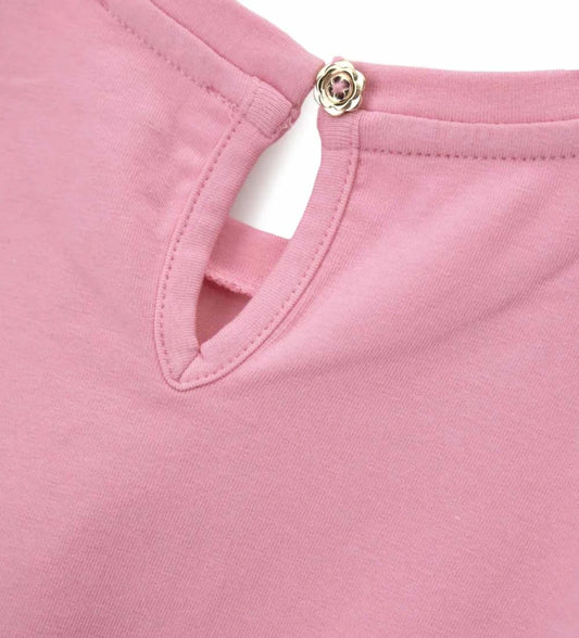 Λεπτομέρεια από τα στρασάκια και το άνοιγμα keyhole στην πλάτη του παιδικού T-shirt.