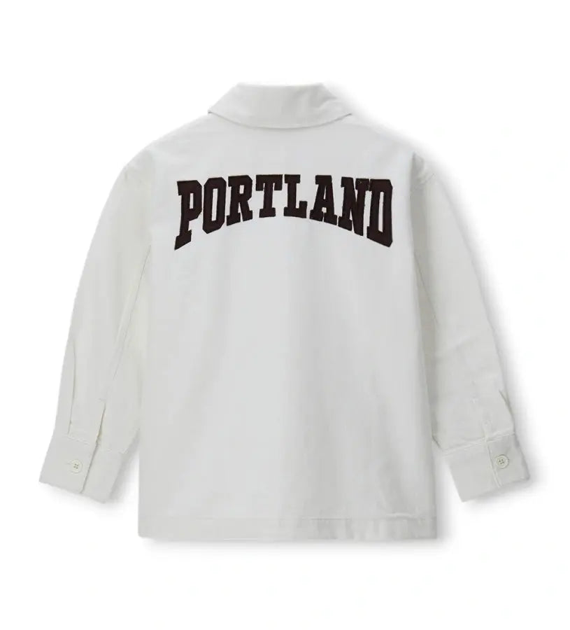 Λεπτομέρεια από το κεντημένο τύπωμα στην πλάτη του παιδικού overshirt.