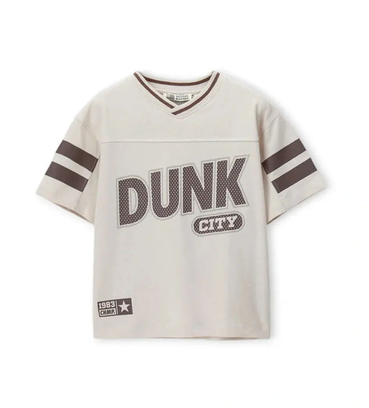 Παιδικό T-shirt για αγόρι με ριμπ γιακά και μοντέρνα τυπώματα.