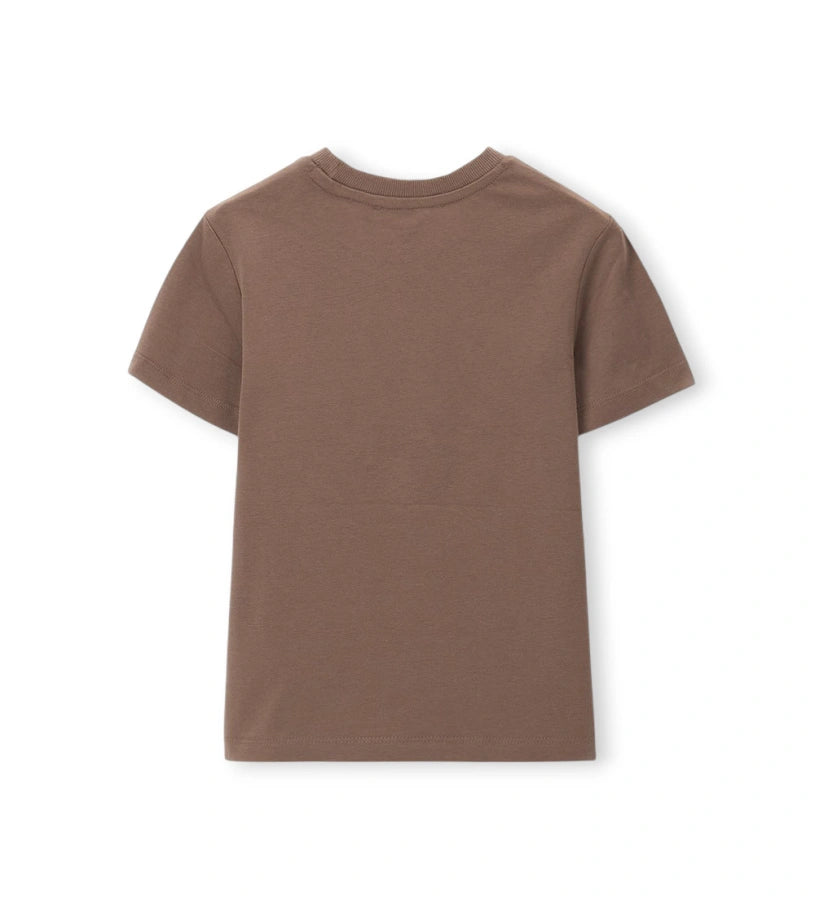 Παιδικό T-shirt για αγόρι σε μπεζ/καφέ απόχρωση με διακριτικό κέντημα στο στήθος.
