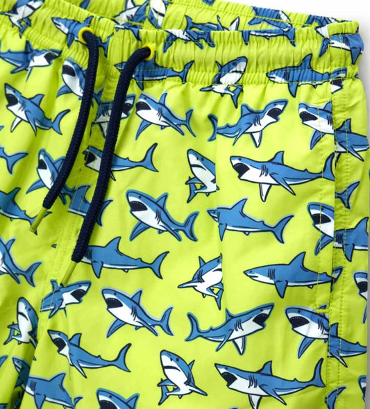 Λεπτομέρεια από το ρυθμιζόμενο κορδόνι και την ποιότητα του κίτρινου υφάσματος στο αγορίστικο μαγιό.