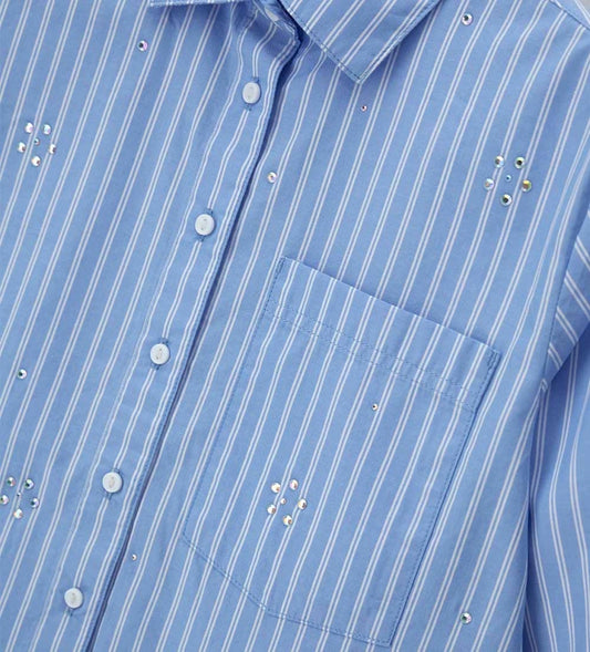 Κοντινό πλάνο στα floral κεντήματα και τις πέτρες στρας του πουκάμισου Original Marines.