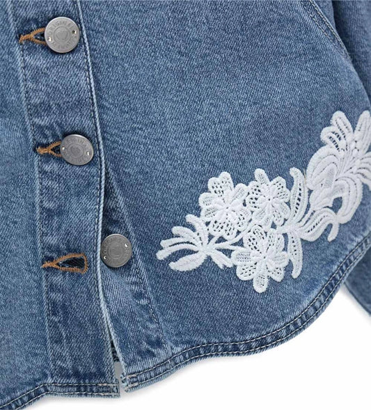 Κοντινό πλάνο στα διακοσμητικά appliqués και την ποιότητα του denim στο πουκάμισο Original Marines.