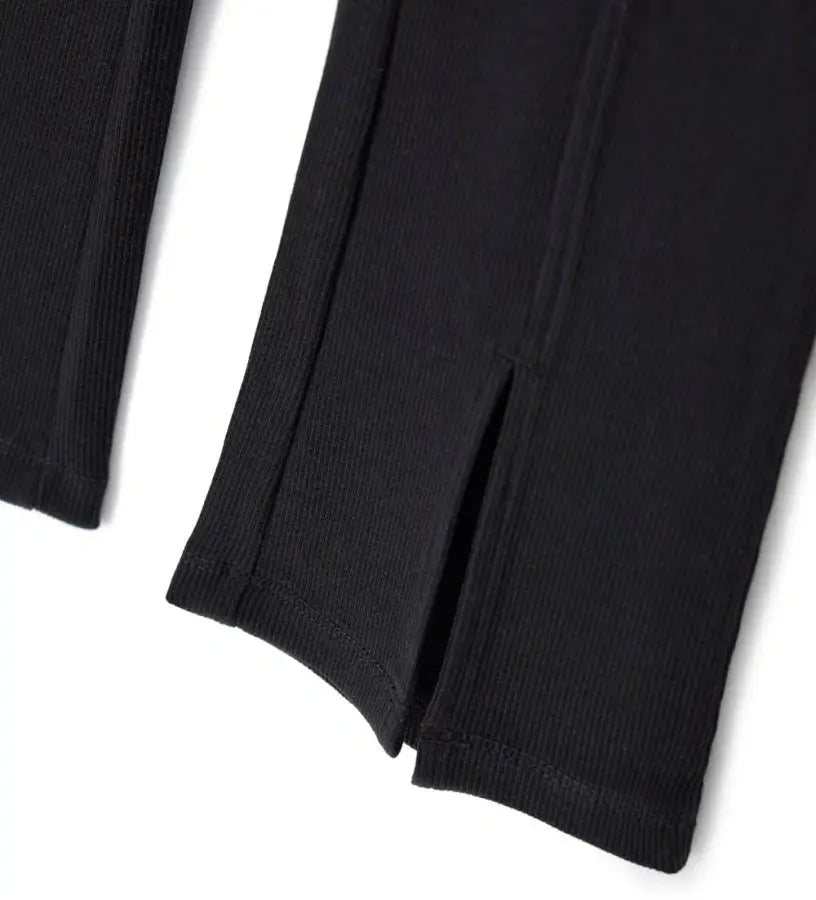 Κοντινό πλάνο στο άνοιγμα (σχίσιμο) στο τελείωμα του παιδικού flare κολάν Original Marines.