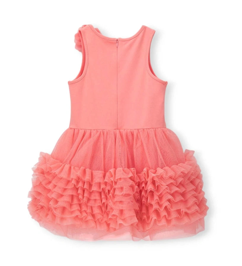 Πίσω όψη κοραλλί φορέματος με τούλινα βολάν στη φούστα και κρυφό φερμουάρ.