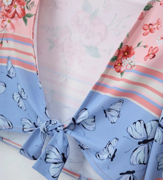 Λεπτομέρεια από την ελαστική ύφανση και το ζωντανό μοτίβο του κοριτσίστικου μπολερό.