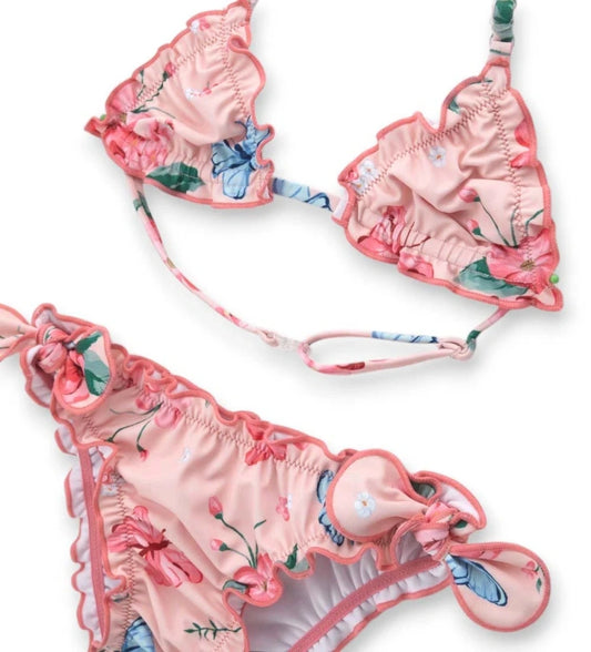 Λεπτομέρεια από τους φιόγκους στο πλάι και το τρίγωνο τοπ του κοριτσίστικου μαγιό Lycra.