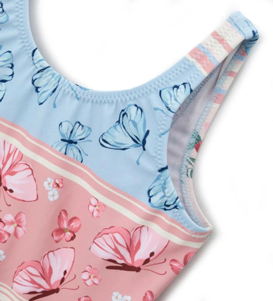 Λεπτομέρεια από την πλάτη και την ποιότητα του υφάσματος Lycra στο κοριτσίστικο ολόσωμο μαγιό.