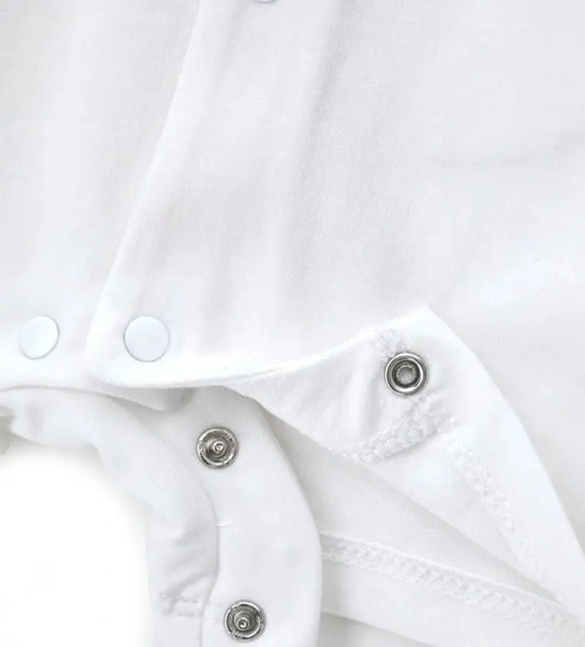 Κοντινό πλάνο στα κουμπιά-σούστες μπροστά και την υφασμάτινη ετικέτα ποιότητας στον ώμο.