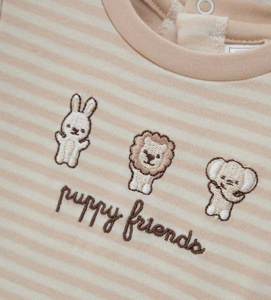 Κοντινό πλάνο στο κέντημα με τα ζωάκια και την ποιότητα της ριγέ βαμβακερής ύφανσης.