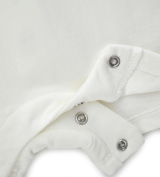 Κοντινό πλάνο στην ποιότητα του κεντήματος "λιοντάρι" και την ύφανση του 100% βαμβακερού υφάσματος.