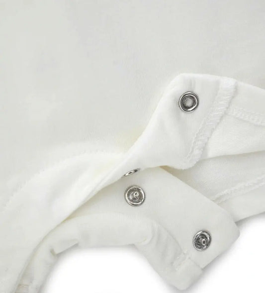 Κοντινό πλάνο στην ποιότητα του κεντήματος "λιοντάρι" και την ύφανση του 100% βαμβακερού υφάσματος.