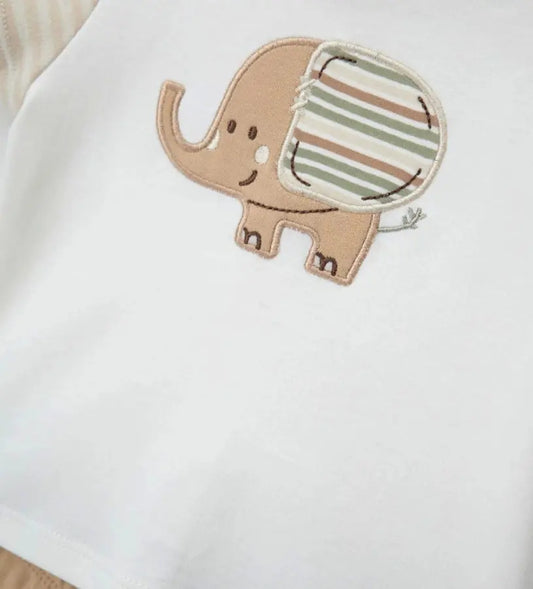 Κοντινό πλάνο στις ριγέ εξωτερικές τσέπες της βερμούδας και την ποιότητα της βαμβακερής ύφανσης.