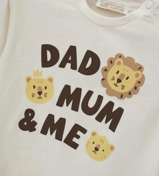 Κοντινό πλάνο στα κουμπιά-σούστες στον ώμο της βρεφικής μπλούζας Original Marines.