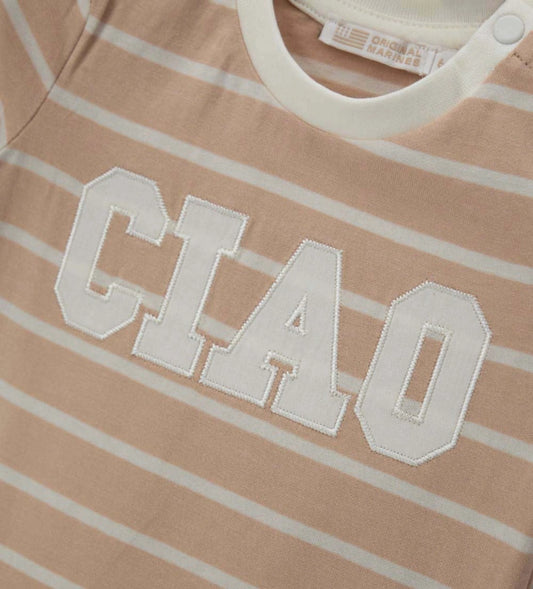 Κοντινό πλάνο στο βαμβακερό κέντημα και την υφή της ριγέ βρεφικής μπλούζας Original Marines.