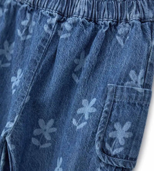 Κοντινό πλάνο στο floral τύπωμα και το ελαστικό στρίφωμα του βρεφικού τζιν. Η μαλακή ελαστική μέση του παιδικού τζιν Original Marines για μέγιστη άνεση.