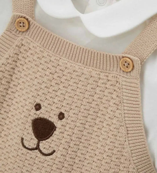 Η ανάγλυφη πλέξη της σαλοπέτας και το κεντημένο πρόσωπο αρκουδάκου σε πρώτο πλάνο.