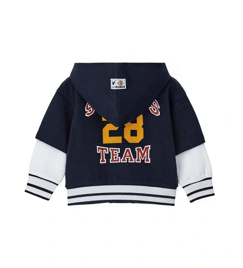 Η πίσω πλευρά της παιδικής ζακέτας με το μεγάλο τύπωμα Disney και τις ριγέ ριμπ λεπτομέρειες.