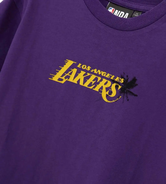 Κοντινή λήψη στα τυπώματα και την κεντημένη ετικέτα της μπλούζας Original Marines Lakers.