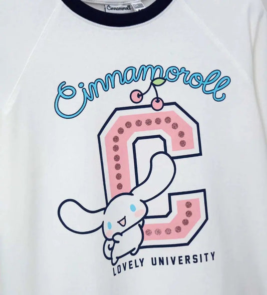 Λεπτομέρεια από το τύπωμα της Cinnamoroll και τη λαιμόκοψη σε αντίθεση.