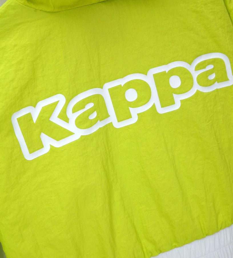 Αντιανεμικό μπουφάν Kappa για κορίτσι με κουκούλα και χρωματικές αντιθέσεις σε λαχανί και λευκό.