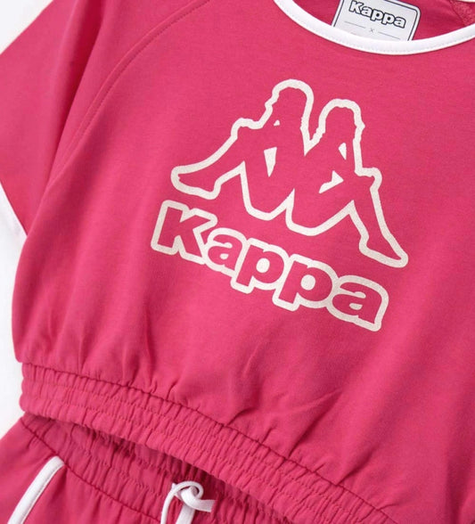 Λεπτομέρεια από το σορτς Kappa με ρυθμιζόμενο κορδόνι και πλευρικές φάσες.
