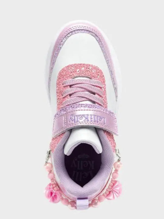 Παιδικά sneakers Lelli Kelly για κορίτσια με υπέροχο σχέδιο σε χρώμα λευκό και λεπτομέρειες glitter σε ροζ και μωβ αποχρώσεις.
Άνετη και αντιολισθητική σόλα από καουτσούκ.
Εσωτερικά διαθέτει δερμάτινο, ανατομικό πάτο.
Ευκολία στην εφαρμογή με ελαστικά κορδόνια και αυτοκόλλητο λουράκι-velcro.
Συνδυάζει την άνεση με το λαμπερό στυλ για μοδάτη εμφάνιση όλες τις ώρες.