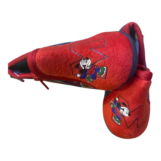 Αυτές οι παιδικές παντόφλες από τη Disney είναι ιδανικές για τους μικρούς μας φίλους που χρειάζονται άνεση και στυλ στη καθημερινότητά τους. Το χρώμα τους είναι μπλε, δίνοντας μια ζωντανή και ευχάριστη αίσθηση. Είναι μποτάκια, προσφέροντας περισσότερη υποστήριξη στους αστραγάλους και κρατώντας τα ποδαράκια ζεστά.
Σχέδιο εμπνευσμένο από αγαπημένους ήρωες της Disney.
Άνετη και μαλακή κατασκευή για καθημερινή χρήση.
Κατάλληλα για εσωτερικούς και εξωτερικούς χώρους.