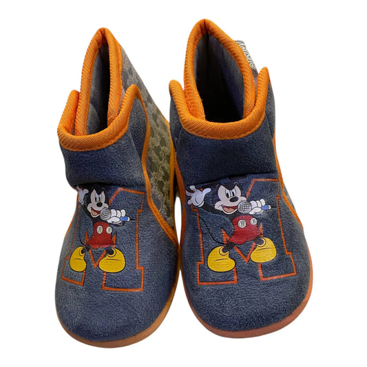 Αυτές οι παιδικές παντόφλες από τη Disney είναι ιδανικές για τους μικρούς μας φίλους που χρειάζονται άνεση και στυλ στη καθημερινότητά τους. Το χρώμα τους είναι μπλε, δίνοντας μια ζωντανή και ευχάριστη αίσθηση. Είναι μποτάκια, προσφέροντας περισσότερη υποστήριξη στους αστραγάλους και κρατώντας τα ποδαράκια ζεστά.
Σχέδιο εμπνευσμένο από αγαπημένους ήρωες της Disney.
Άνετη και μαλακή κατασκευή για καθημερινή χρήση.
Κατάλληλα για εσωτερικούς και εξωτερικούς χώρους.