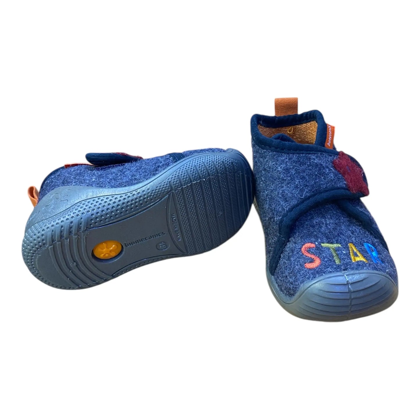 Το παιδικό παντοφλάκι για κορίτσι Biomecanics Unicorn είναι η ιδανική επιλογή για να κρατά τα ποδαράκια της μικρής ζεστά και ασφαλή μέσα στο σπίτι με μια παραμυθένια πινελιά.
Χαρακτηριστικά:
Κατασκευασμένο από υψηλής ποιότητας τσόχα ύφασμα για ζεστασιά και απαλή αίσθηση.
Βελούδινη επένδυση πετσέτας στο εσωτερικό που απορροφά την υγρασία.
Προστατευτικό ελαστικό στρώμα στη μύτη για προστασία από χτυπήματα και γρατζουνιές.