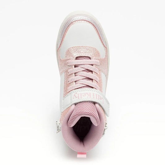 Μοντέρνο Sneaker Μποτάκια της Ιταλικής εταιρείας Lelli Kelly. Πολύ ελαφριά, σε μαύρο χρώμα διακοσμημένα με τρουκς και γκλίτερ. Εξωτερικά είναι κατασκευασμένα από οικολογικό δέρμα, εσωτερικά διαθέτουν υφασμάτινη επένδυση και ανατομικό πάτο για άνετο και μαλακό πάτημα. Η σόλα τους είναι κατασκευασμένη από καουτσούκ, είναι αντιολισθητική και πολύ ελαφριά.
Δυνατότητα να φορεθούν και στο χέρι το μεταλλικό αποσπώμενο βραχιόλι που διακοσμεί το πίσω μέρος του παπουτσιού.
Ελαστικά κορδόνια και εφαρμογή με αυτοκόλλη