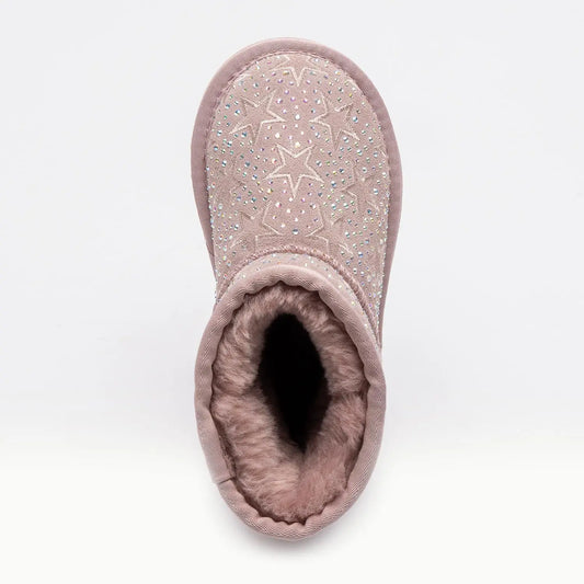 Παιδικό μποτάκι Lelli Kelly Dajana σε ροζ με στρας και αστέρια. Μαλακό δέρμα καστόρι, γούνα εσωτερικά, ανατομικός πάτος, αντιολισθητική σόλα και ελαφριά κατασκευή.