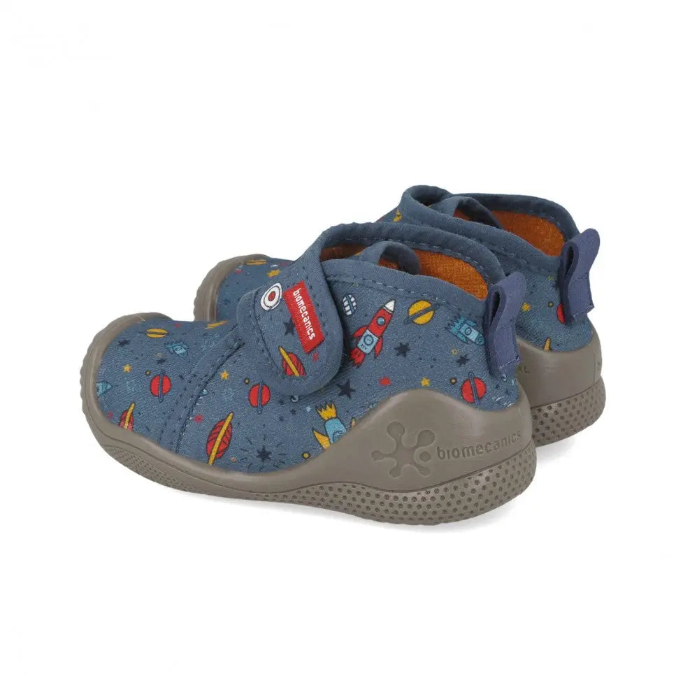 Άνετες και ελαφριές παιδικές παντόφλες Biomecanics, ιδανικές για τα πρώτα βήματα μέσα στο σπίτι. Κατασκευασμένες από μαλακό ύφασμα που αναπνέει, με αντιολισθητική σόλα για ασφαλές περπάτημα.
Ο σχεδιασμός με πολύχρωμους πυραύλους και πλανήτες κάνει κάθε βήμα πιο διασκεδαστικό. Διαθέτουν εύκολο αυτοκόλλητο κλείσιμο (velcro) για τέλεια εφαρμογή και άνεση όλη μέρα.
