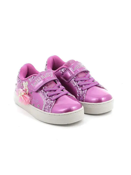 Τα Lelli Kelly sneakers φούξια LKAL4484 σε απόχρωση porpora είναι ιδανικά για μικρές fashionistas που θέλουν να ξεχωρίζουν. Με έντονο φούξια χρώμα και παιχνιδιάρικα σχέδια, αυτά τα sneakers προσφέρουν στυλ και άνεση για καθημερινές δραστηριότητες.
Κατασκευασμένα από υψηλής ποιότητας υλικά, εξασφαλίζουν ανθεκτικότητα και άριστη εφαρμογή. Η ευέλικτη σόλα τους παρέχει καλή πρόσφυση, κάνοντάς τα ιδανικά για παιχνίδι ή βόλτες.