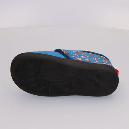 Παιδικές παντόφλες Paw Patrol σε ζωηρό μπλε χρώμα, με άνετη εφαρμογή και αντιολισθητική σόλα. Ιδανικές για ζεστασιά και ασφάλεια στο σπίτι, με αγαπημένους χαρακτήρες που λατρεύουν τα παιδιά. Διαθέσιμες στο Click Clothes!