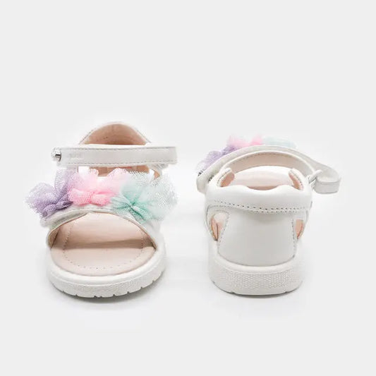 παιδικό σανδάλι κοριτσιού mayoral λευκό με τούλινα λουλουδάκια άνετο για καλοκαιρινές εμφανίσεις