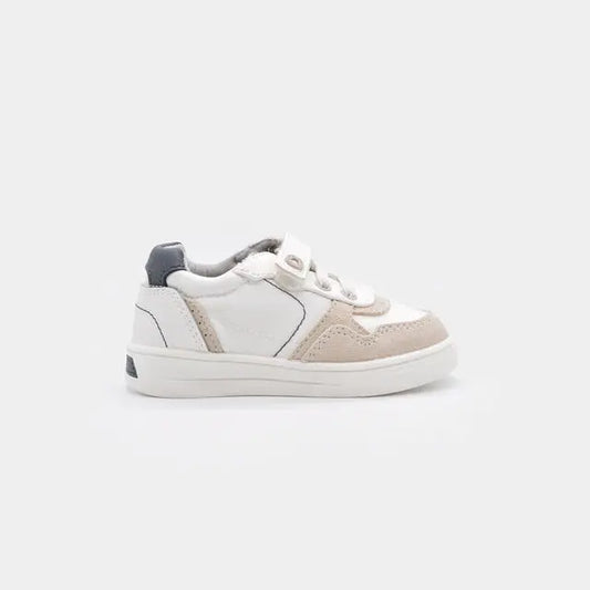 Παιδικό sneaker για αγόρι Mayoral σε λευκό χρώμα με σκρατς.