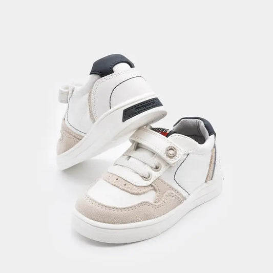 Παιδικό sneaker για αγόρι Mayoral σε λευκό χρώμα με σκρατς.
