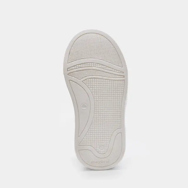 Η κάτω όψη του παιδικού sneaker για αγόρι Mayoral σε λευκό χρώμα με σκρατς