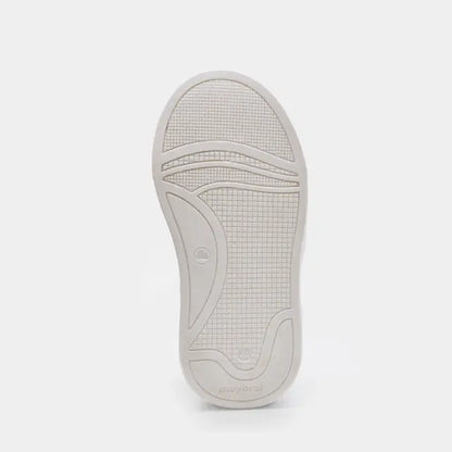 Η κάτω όψη του παιδικού sneaker για αγόρι Mayoral σε λευκό χρώμα με σκρατς