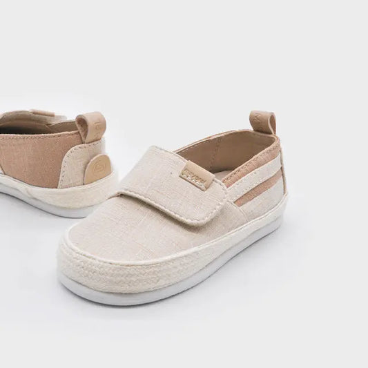 Πλάγια όψη από τις εσπαντρίγιες για αγόρι και κορίτσι σε νούμερο 19-25.