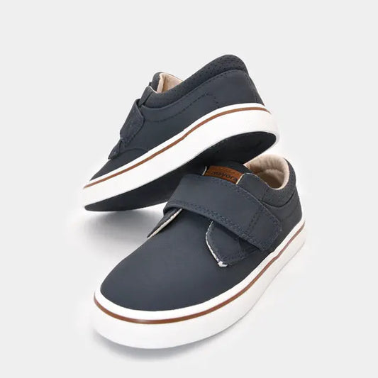 Πλάγια όψη των παιδικών sneakers Mayoral σε νούμερα 20-36 με γκρι λεπτομέρειες.