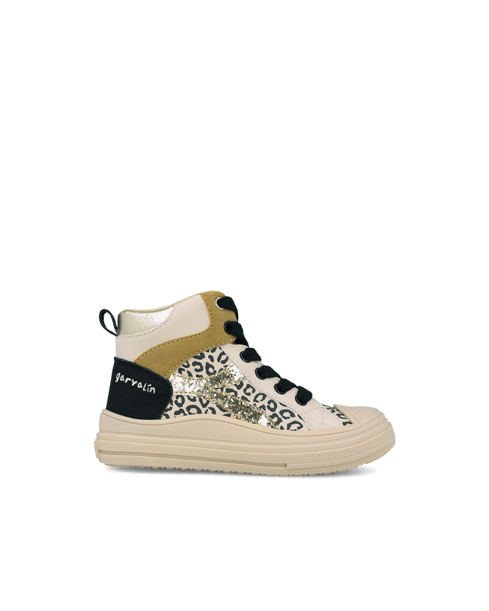 Ζεύγος από παιδικά μποτάκια Garvalin με leopard pattern, μαύρα κορδόνια και χρυσές λεπτομέρειες σε γωνιακή προβολή.